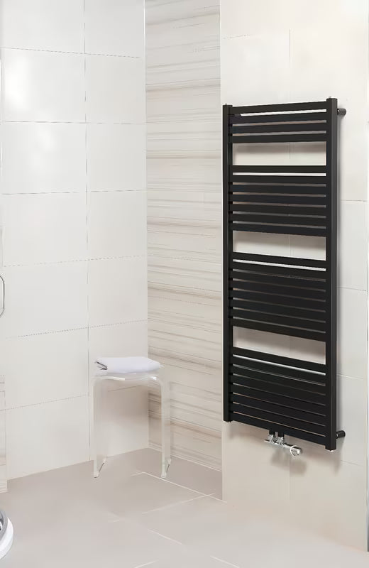 Kombinovaný radiátor Thermal Trend Kh 60x133 cm v černo-matném provedení s prohnutými šprclemi.