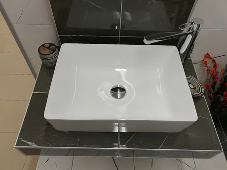 Bijeli četvrtasti umivaonik na ploču Triomini Slim od tanke keramike, 55 x 39 cm