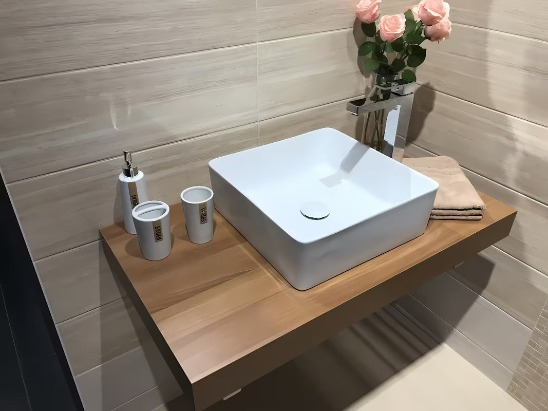 Bijeli umivaonik na ploču Triomini Slim od tanke keramike, izvedba bez preljeva.