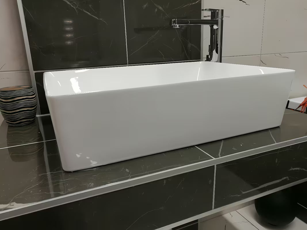 Bijeli četvrtasti umivaonik na ploču Triomini Slim od tanke keramike, 55 x 39 cm