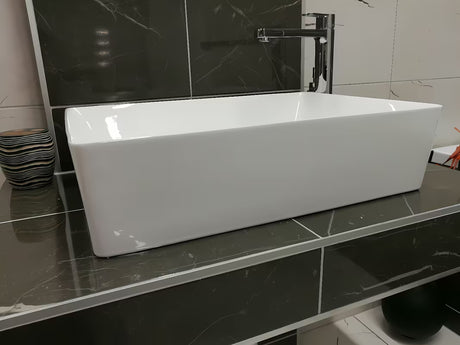 Bijeli četvrtasti umivaonik na ploču Triomini Slim od tanke keramike, 55 x 39 cm