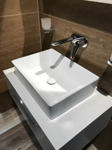 Bijeli četvrtasti umivaonik na ploču Triomini Slim od tanke keramike, 55 x 39 cm