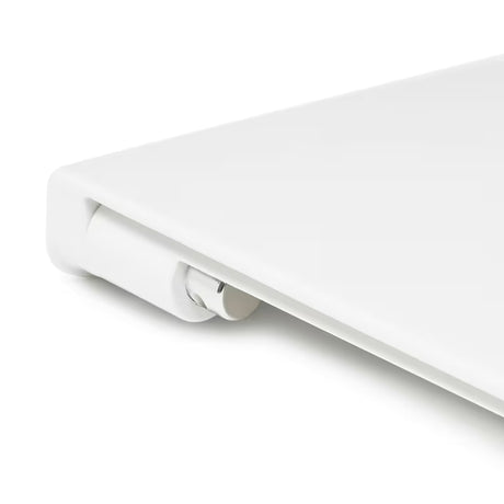 Bijelo WC daska Vitra Integra od duroplasta sa soft Close i metalnim šarkama sa skrivenim pričvršćenjem.