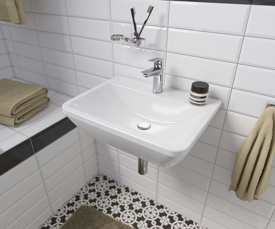 Bijeli viseće keramički umivaonik vitra Integra 55x45 cm s otvorom pro za slavinu u sredini i preljevom.