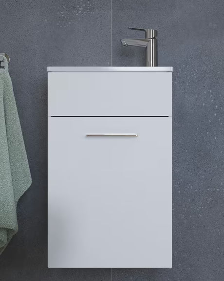 Bijela kupaonski set Vitra Mia s umivaonikom, s visećim ormarićem, ogledalom i LED rasvjetom