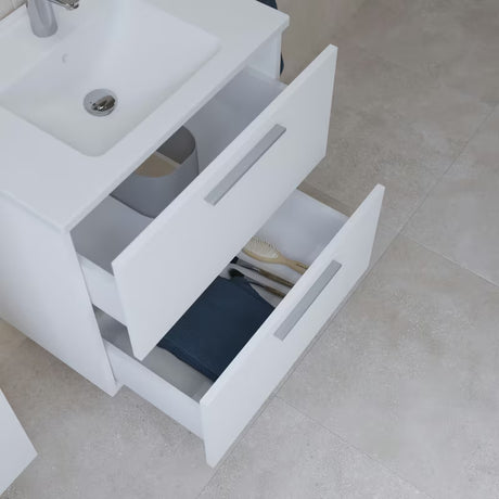 Bijeli kupaonski set Vitra Mia s keramičkim umivaonikom, visećim ormarićem, ogledalom i LED rasvjetom.