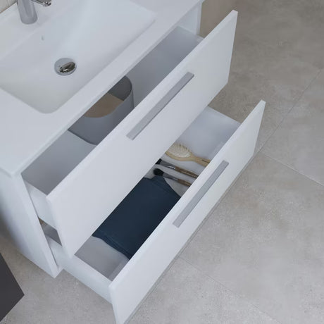 Bijeli kupaonski set Vitra Mia s keramičkim umivaonikom, visećim ormarićem, ogledalom i LED rasvjetom.
