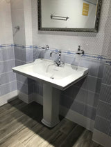 Bijeli keramički viseći umivaonik Vitra Ricordi 80 x 53 cm s otvorom za pro slavinu u sredini i preljevom.