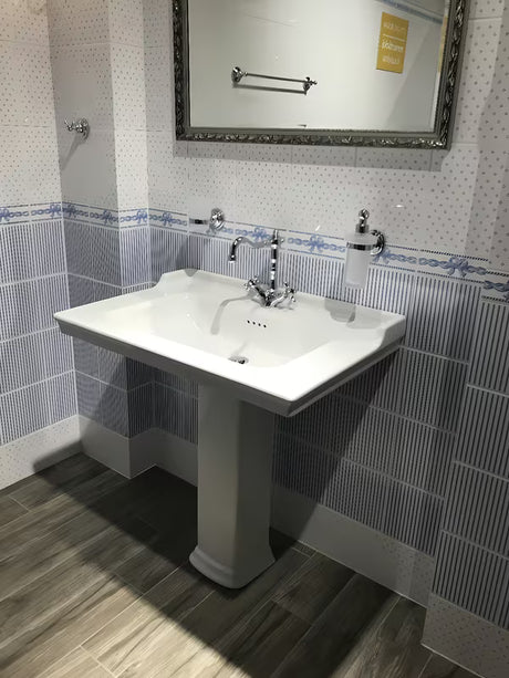 Bijeli keramički viseći umivaonik Vitra Ricordi 80 x 53 cm s otvorom za pro slavinu u sredini i preljevom.