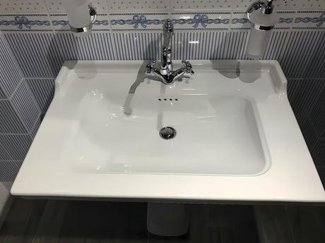 Bijeli keramički viseći umivaonik Vitra Ricordi 80 x 53 cm s otvorom za pro slavinu u sredini i preljevom.