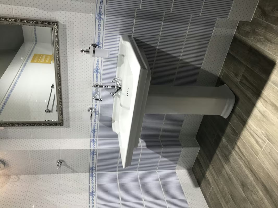 Bijeli keramički viseći umivaonik Vitra Ricordi 80 x 53 cm s otvorom pro za slavinu u sredini i preljevom.