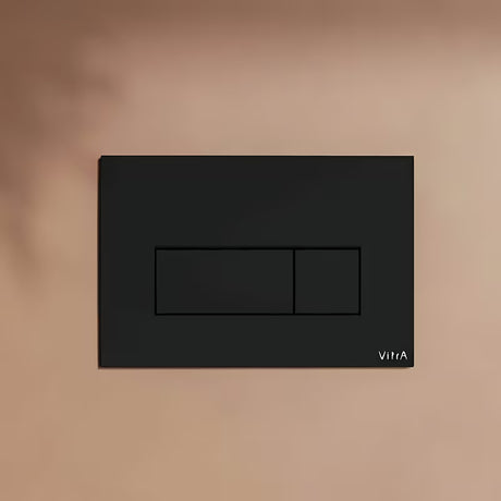 Crne mat tipka za aktiviranje Vitra Root Square pro vodokotlića vitra s mehaničkim dvokoličinskim ispiranjem.