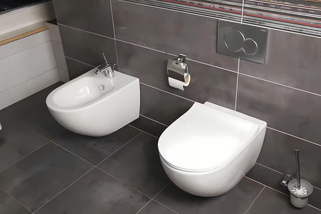 Bijeli viseća WC školjka vitra Shift bez sustava za ispiranje sa skrivenim pričvršćenjem i zaobljenim oblikom.