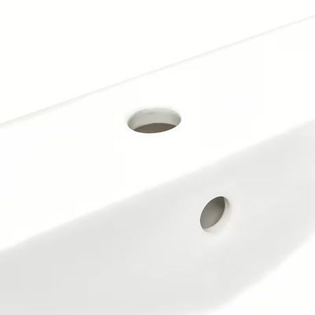 Bijeli bez barijera viseći umivaonik Vitra od keramike s preljevom i otvorom pro za slavinu u sredini