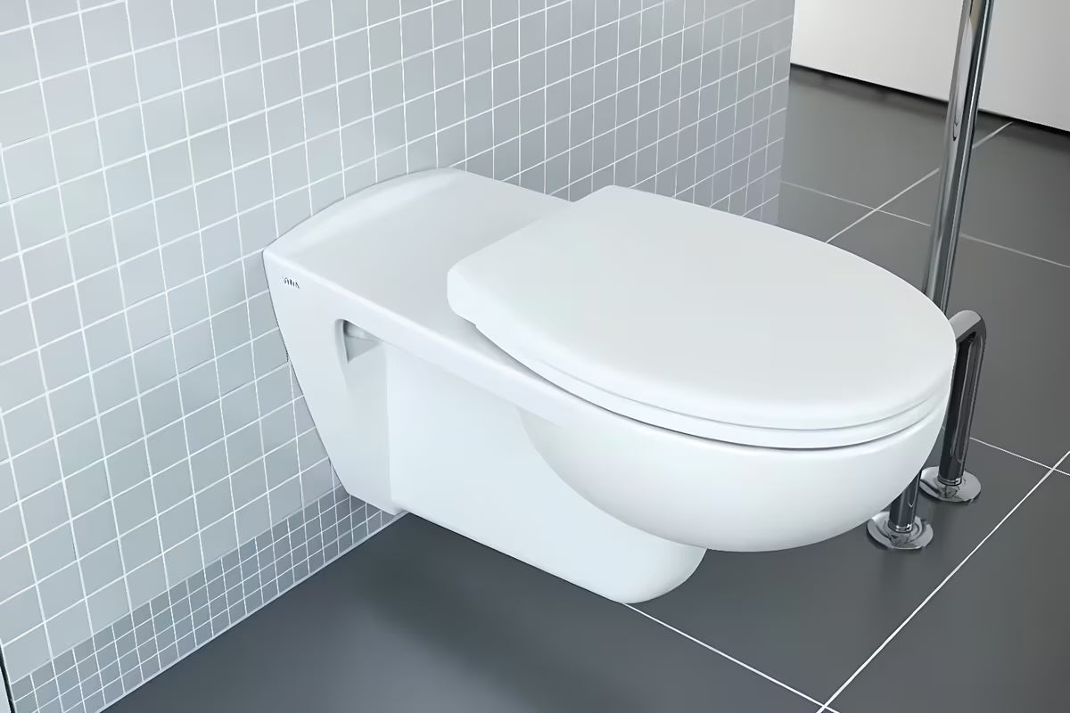 Bijeli viseća WC školjka Vitra s rimless ispiranjem pro lakšeg održavanja