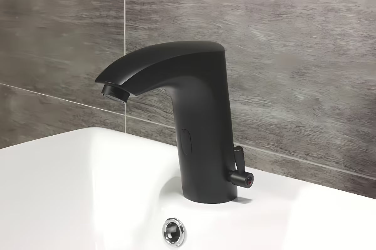 Crna beskontaktna miješalica za umivaonik Weltservis Donner AutoFlow 02 s infracrvenim senzorom i ručicom pro za podešavanje temperature.