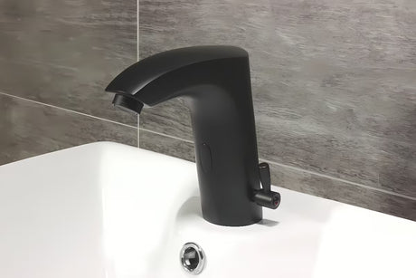 Crna beskontaktna miješalica za umivaonik Weltservis Donner AutoFlow 02 s infracrvenim senzorom i ručicom pro za podešavanje temperature.