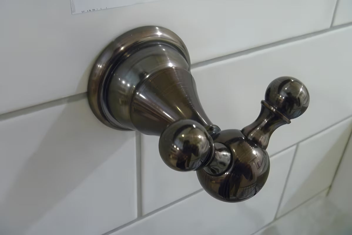 Mesingani zidni dvostruka kuka WF Industrial u završnoj obradi uljem trljana bronca u tamnoj nijansi s bordo tonom.